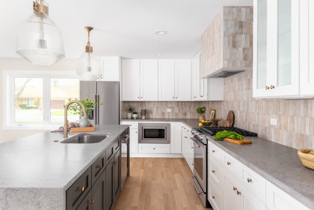 Remodel services Charleston presenting kitchen with island, island sink, and 2-tone backsplash 